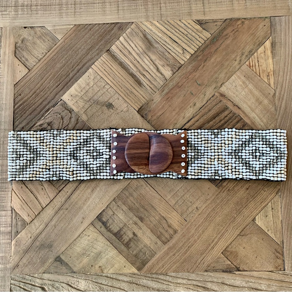 NWOT White & Tan Beaded Geometric Design Stretch Belt with Wood Buckle - Picture 5 of 5